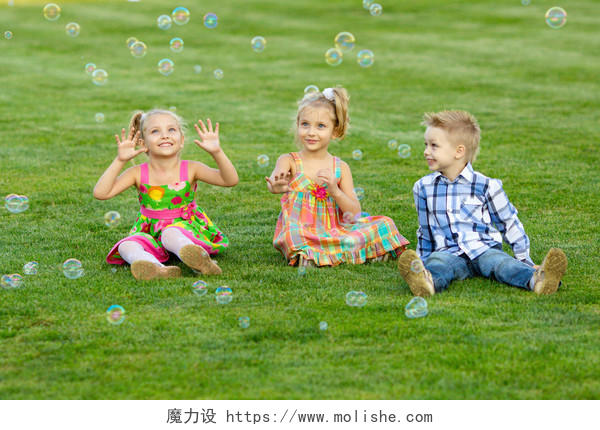 三个小朋友在公园的草地上玩耍幸福童年孩子幸福的人美好童年美好未来